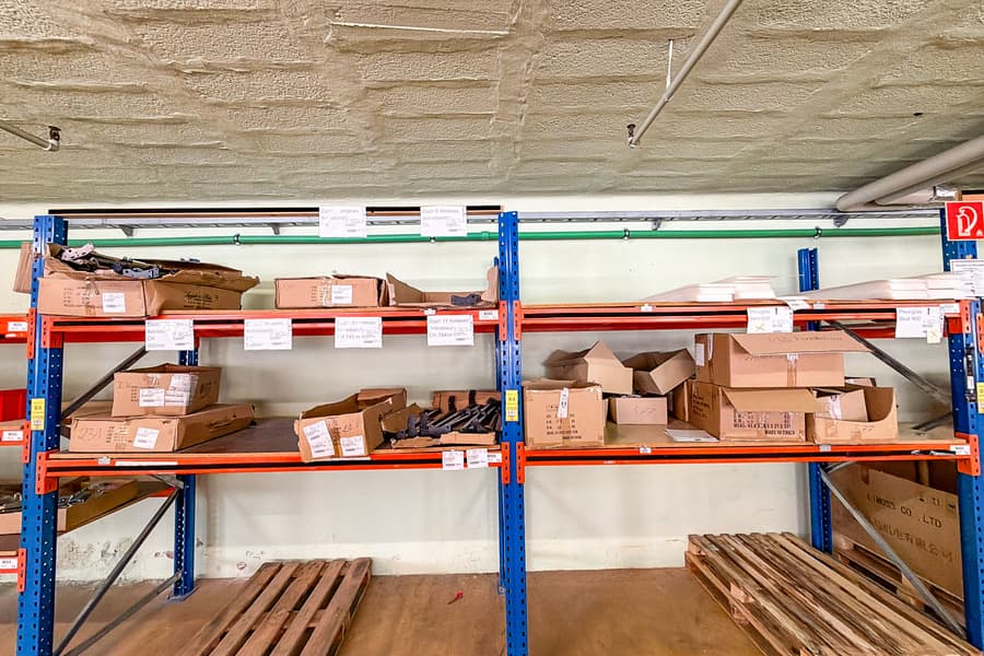 Inhalt von 2 Regalen: Montagebedarf